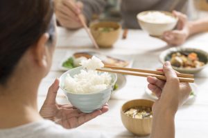 Orang Jepang saat mengangkat mangkok nasi